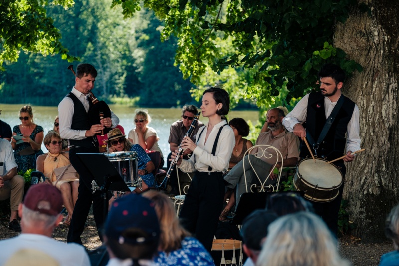 La clarinettiste Rozenn LE TRIONNAIRE &amp; Percussionniste &amp; Joueur de Cornemuse